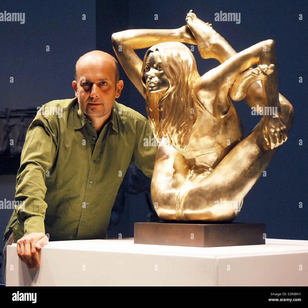 /images/marc-quinn-unveils-his-solid-gold-sculpture-siren-of-supermodel-kate-C0N0N1.jpg